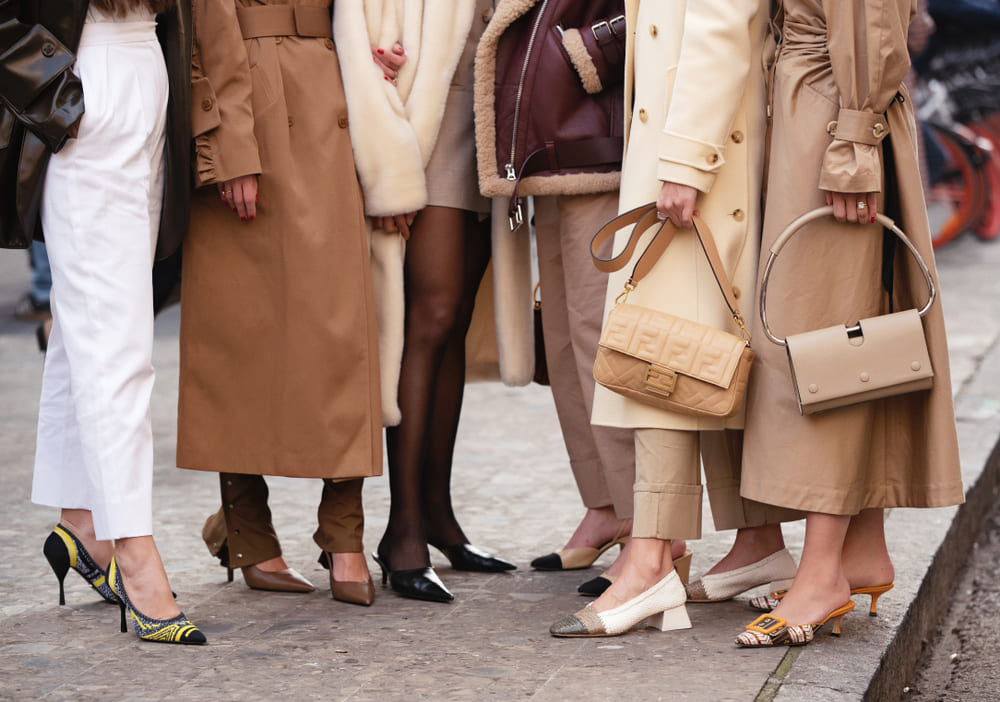 persoane imbracate in maro